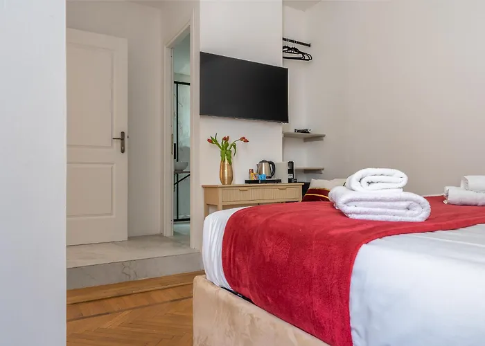 Decimo Meridio- At Spanish Steps-