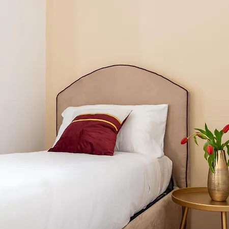 Decimo Meridio- At Spanish Steps-