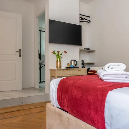 Decimo Meridio- At Spanish Steps-